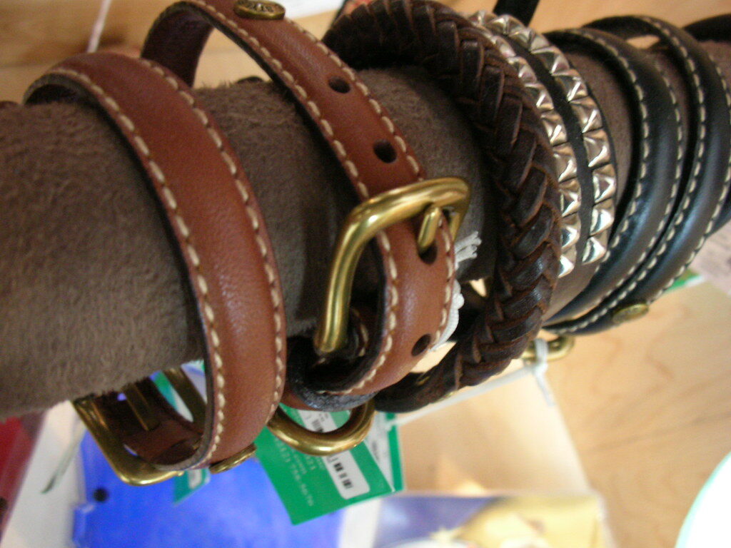 there are benefits to using a leather collar